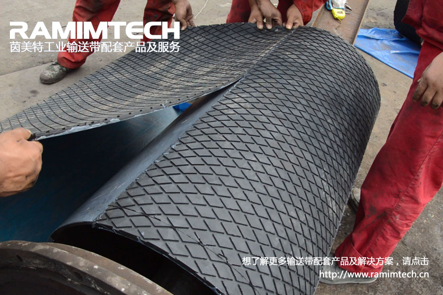 1451100323777777.jpg 茵美特滾筒包膠正在粘接膠板.jpg