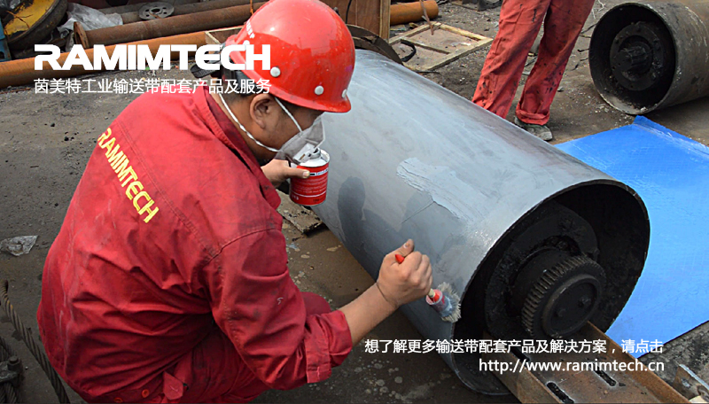 1451100343427774.jpg 茵美特滾筒包膠現場涂刷膠水.jpg