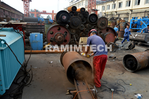 1451100399434165.jpg 茵美特滾筒包膠現場打磨.jpg